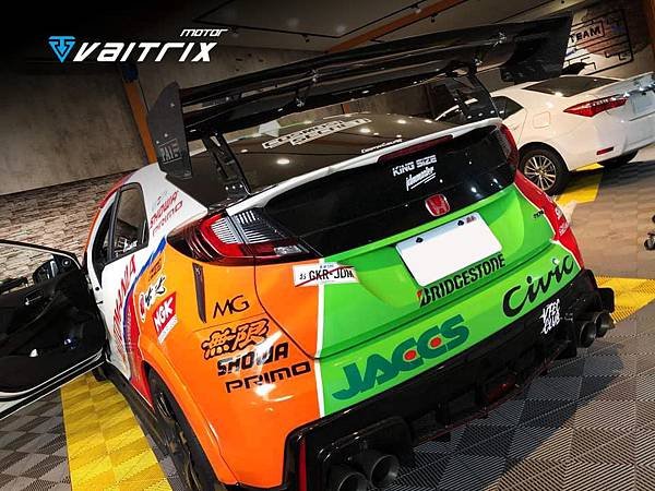 來自澳洲的汽車改裝品牌VAITRIX麥翠斯有最廣泛的車種適用產品，含汽油、柴油、油電混合車專用電子油門控制加速器，搭配外掛晶片及內寫，達到最高品質且無後遺症之動力提升，也可由專屬藍芽App–AirForce GO切換一階、二階、三階ECU模式。外掛晶片及電子油門控制器不影響原車引擎保固，搭配不眩光儀錶，提升馬力同時監控愛車狀況。VAITRIX另有馬力提升專用水噴射可程式電腦及全組套件，改裝愛車不傷車。  適用品牌車款： Audi奧迪、BMW寶馬、Porsche保時捷、Benz賓士、Honda本田、Toyota豐田、Mitsubishi三菱、Mazda馬自達、Nissan日產、Subaru速霸陸、VW福斯、Volvo富豪、Luxgen納智捷、Ford福特、Chevrolet雪佛蘭、Hyundai現代、Skoda; Altis、crv、chr、kicks、cla45、ct200h、q2、camry、golf gti、polo、kuga、tiida、u7、rav4、odyssey...等。