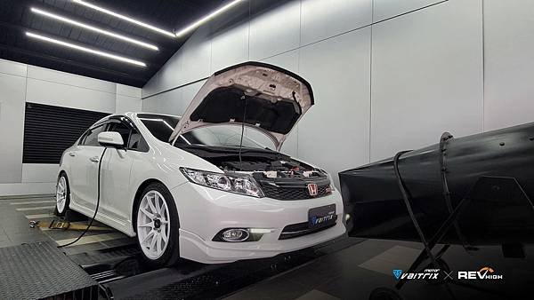 來自澳洲的汽車改裝品牌VAITRIX麥翠斯有最廣泛的車種適用產品，含汽油、柴油、油電混合車專用電子油門控制加速器，搭配外掛晶片及內寫，達到最高品質且無後遺症之動力提升，也可由專屬藍芽App–AirForce GO切換一階、二階、三階ECU模式。外掛晶片及電子油門控制器不影響原車引擎保固，搭配不眩光儀錶，提升馬力同時監控愛車狀況。VAITRIX另有馬力提升專用水噴射可程式電腦及全組套件，改裝愛車不傷車。  適用品牌車款： Audi奧迪、BMW寶馬、Porsche保時捷、Benz賓士、Honda本田、Toyota豐田、Mitsubishi三菱、Mazda馬自達、Nissan日產、Subaru速霸陸、VW福斯、Volvo富豪、Luxgen納智捷、Ford福特、Chevrolet雪佛蘭、Hyundai現代、Skoda; Altis、crv、chr、kicks、cla45、ct200h、q2、camry、golf gti、polo、kuga、tiida、u7、rav4、odyssey...等。