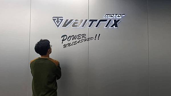 來自澳洲的汽車改裝品牌VAITRIX麥翠斯有最廣泛的車種適用產品，含汽油、柴油、油電混合車專用電子油門控制加速器，搭配外掛晶片及內寫，達到最高品質且無後遺症之動力提升，也可由專屬藍芽App–AirForce GO切換一階、二階、三階ECU模式。外掛晶片及電子油門控制器不影響原車引擎保固，搭配不眩光儀錶，提升馬力同時監控愛車狀況。VAITRIX另有馬力提升專用水噴射可程式電腦及全組套件，改裝愛車不傷車。  適用品牌車款： Audi奧迪、BMW寶馬、Porsche保時捷、Benz賓士、Honda本田、Toyota豐田、Mitsubishi三菱、Mazda馬自達、Nissan日產、Subaru速霸陸、VW福斯、Volvo富豪、Luxgen納智捷、Ford福特、Chevrolet雪佛蘭、Hyundai現代、Skoda; Altis、crv、chr、kicks、cla45、ct200h、q2、camry、golf gti、polo、kuga、tiida、u7、rav4、odyssey...等。