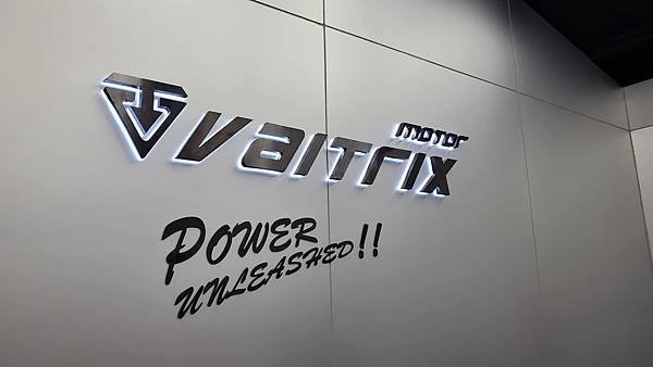 來自澳洲的汽車改裝品牌VAITRIX麥翠斯有最廣泛的車種適用產品，含汽油、柴油、油電混合車專用電子油門控制加速器，搭配外掛晶片及內寫，達到最高品質且無後遺症之動力提升，也可由專屬藍芽App–AirForce GO切換一階、二階、三階ECU模式。外掛晶片及電子油門控制器不影響原車引擎保固，搭配不眩光儀錶，提升馬力同時監控愛車狀況。VAITRIX另有馬力提升專用水噴射可程式電腦及全組套件，改裝愛車不傷車。  適用品牌車款： Audi奧迪、BMW寶馬、Porsche保時捷、Benz賓士、Honda本田、Toyota豐田、Mitsubishi三菱、Mazda馬自達、Nissan日產、Subaru速霸陸、VW福斯、Volvo富豪、Luxgen納智捷、Ford福特、Chevrolet雪佛蘭、Hyundai現代、Skoda; Altis、crv、chr、kicks、cla45、ct200h、q2、camry、golf gti、polo、kuga、tiida、u7、rav4、odyssey...等。