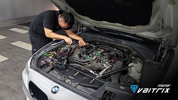 來自澳洲的汽車改裝品牌VAITRIX麥翠斯有最廣泛的車種適用產品，含汽油、柴油、油電混合車專用電子油門控制加速器，搭配外掛晶片及內寫，達到最高品質且無後遺症之動力提升，也可由專屬藍芽App–AirForce GO切換一階、二階、三階ECU模式。外掛晶片及電子油門控制器不影響原車引擎保固，搭配不眩光儀錶，提升馬力同時監控愛車狀況。VAITRIX另有馬力提升專用水噴射可程式電腦及全組套件，改裝愛車不傷車。  適用品牌車款： Audi奧迪、BMW寶馬、Porsche保時捷、Benz賓士、Honda本田、Toyota豐田、Mitsubishi三菱、Mazda馬自達、Nissan日產、Subaru速霸陸、VW福斯、Volvo富豪、Luxgen納智捷、Ford福特、Chevrolet雪佛蘭、Hyundai現代、Skoda; Altis、crv、chr、kicks、cla45、ct200h、q2、camry、golf gti、polo、kuga、tiida、u7、rav4、odyssey...等。