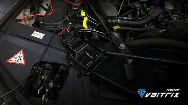 來自澳洲的汽車改裝品牌VAITRIX麥翠斯有最廣泛的車種適用產品，含汽油、柴油、油電混合車專用電子油門控制加速器，搭配外掛晶片及內寫，達到最高品質且無後遺症之動力提升，也可由專屬藍芽App–AirForce GO切換一階、二階、三階ECU模式。外掛晶片及電子油門控制器不影響原車引擎保固，搭配不眩光儀錶，提升馬力同時監控愛車狀況。VAITRIX另有馬力提升專用水噴射可程式電腦及全組套件，改裝愛車不傷車。  適用品牌車款： Audi奧迪、BMW寶馬、Porsche保時捷、Benz賓士、Honda本田、Toyota豐田、Mitsubishi三菱、Mazda馬自達、Nissan日產、Subaru速霸陸、VW福斯、Volvo富豪、Luxgen納智捷、Ford福特、Chevrolet雪佛蘭、Hyundai現代、Skoda; Altis、crv、chr、kicks、cla45、ct200h、q2、camry、golf gti、polo、kuga、tiida、u7、rav4、odyssey...等。