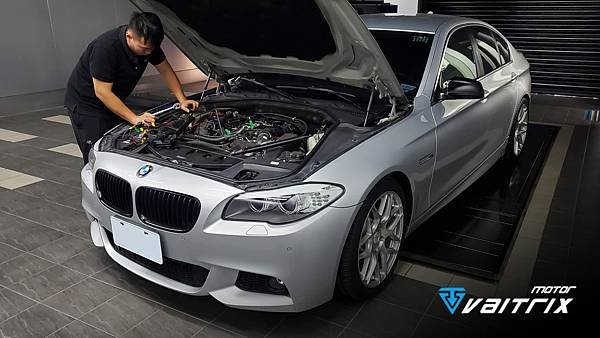 來自澳洲的汽車改裝品牌VAITRIX麥翠斯有最廣泛的車種適用產品，含汽油、柴油、油電混合車專用電子油門控制加速器，搭配外掛晶片及內寫，達到最高品質且無後遺症之動力提升，也可由專屬藍芽App–AirForce GO切換一階、二階、三階ECU模式。外掛晶片及電子油門控制器不影響原車引擎保固，搭配不眩光儀錶，提升馬力同時監控愛車狀況。VAITRIX另有馬力提升專用水噴射可程式電腦及全組套件，改裝愛車不傷車。  適用品牌車款： Audi奧迪、BMW寶馬、Porsche保時捷、Benz賓士、Honda本田、Toyota豐田、Mitsubishi三菱、Mazda馬自達、Nissan日產、Subaru速霸陸、VW福斯、Volvo富豪、Luxgen納智捷、Ford福特、Chevrolet雪佛蘭、Hyundai現代、Skoda; Altis、crv、chr、kicks、cla45、ct200h、q2、camry、golf gti、polo、kuga、tiida、u7、rav4、odyssey...等。