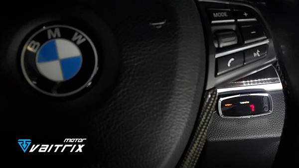 來自澳洲的汽車改裝品牌VAITRIX麥翠斯有最廣泛的車種適用產品，含汽油、柴油、油電混合車專用電子油門控制加速器，搭配外掛晶片及內寫，達到最高品質且無後遺症之動力提升，也可由專屬藍芽App–AirForce GO切換一階、二階、三階ECU模式。外掛晶片及電子油門控制器不影響原車引擎保固，搭配不眩光儀錶，提升馬力同時監控愛車狀況。VAITRIX另有馬力提升專用水噴射可程式電腦及全組套件，改裝愛車不傷車。  適用品牌車款： Audi奧迪、BMW寶馬、Porsche保時捷、Benz賓士、Honda本田、Toyota豐田、Mitsubishi三菱、Mazda馬自達、Nissan日產、Subaru速霸陸、VW福斯、Volvo富豪、Luxgen納智捷、Ford福特、Chevrolet雪佛蘭、Hyundai現代、Skoda; Altis、crv、chr、kicks、cla45、ct200h、q2、camry、golf gti、polo、kuga、tiida、u7、rav4、odyssey...等。