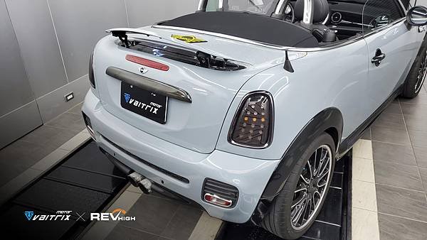 來自澳洲的汽車改裝品牌VAITRIX麥翠斯有最廣泛的車種適用產品，含汽油、柴油、油電混合車專用電子油門控制加速器，搭配外掛晶片及內寫，達到最高品質且無後遺症之動力提升，也可由專屬藍芽App–AirForce GO切換一階、二階、三階ECU模式。外掛晶片及電子油門控制器不影響原車引擎保固，搭配不眩光儀錶，提升馬力同時監控愛車狀況。VAITRIX另有馬力提升專用水噴射可程式電腦及全組套件，改裝愛車不傷車。  適用品牌車款： Audi奧迪、BMW寶馬、Porsche保時捷、Benz賓士、Honda本田、Toyota豐田、Mitsubishi三菱、Mazda馬自達、Nissan日產、Subaru速霸陸、VW福斯、Volvo富豪、Luxgen納智捷、Ford福特、Chevrolet雪佛蘭、Hyundai現代、Skoda; Altis、crv、chr、kicks、cla45、ct200h、q2、camry、golf gti、polo、kuga、tiida、u7、rav4、odyssey...等。