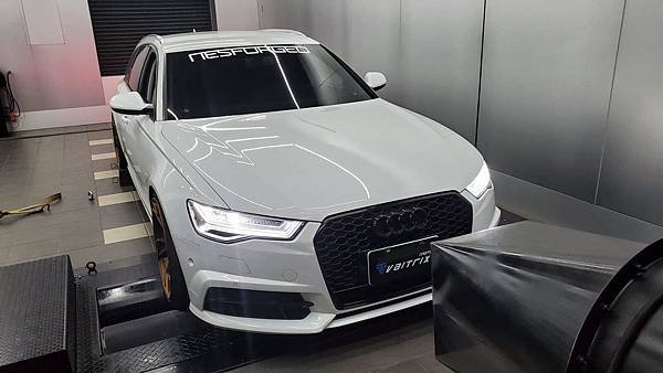 來自澳洲的汽車改裝品牌VAITRIX麥翠斯有最廣泛的車種適用產品，含汽油、柴油、油電混合車專用電子油門控制加速器，搭配外掛晶片及內寫，達到最高品質且無後遺症之動力提升，也可由專屬藍芽App–AirForce GO切換一階、二階、三階ECU模式。外掛晶片及電子油門控制器不影響原車引擎保固，搭配不眩光儀錶，提升馬力同時監控愛車狀況。VAITRIX另有馬力提升專用水噴射可程式電腦及全組套件，改裝愛車不傷車。  適用品牌車款： Audi奧迪、BMW寶馬、Porsche保時捷、Benz賓士、Honda本田、Toyota豐田、Mitsubishi三菱、Mazda馬自達、Nissan日產、Subaru速霸陸、VW福斯、Volvo富豪、Luxgen納智捷、Ford福特、Chevrolet雪佛蘭、Hyundai現代、Skoda; Altis、crv、chr、kicks、cla45、ct200h、q2、camry、golf gti、polo、kuga、tiida、u7、rav4、odyssey...等。