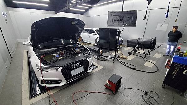 來自澳洲的汽車改裝品牌VAITRIX麥翠斯有最廣泛的車種適用產品，含汽油、柴油、油電混合車專用電子油門控制加速器，搭配外掛晶片及內寫，達到最高品質且無後遺症之動力提升，也可由專屬藍芽App–AirForce GO切換一階、二階、三階ECU模式。外掛晶片及電子油門控制器不影響原車引擎保固，搭配不眩光儀錶，提升馬力同時監控愛車狀況。VAITRIX另有馬力提升專用水噴射可程式電腦及全組套件，改裝愛車不傷車。  適用品牌車款： Audi奧迪、BMW寶馬、Porsche保時捷、Benz賓士、Honda本田、Toyota豐田、Mitsubishi三菱、Mazda馬自達、Nissan日產、Subaru速霸陸、VW福斯、Volvo富豪、Luxgen納智捷、Ford福特、Chevrolet雪佛蘭、Hyundai現代、Skoda; Altis、crv、chr、kicks、cla45、ct200h、q2、camry、golf gti、polo、kuga、tiida、u7、rav4、odyssey...等。