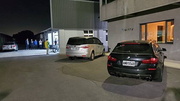 來自澳洲的汽車改裝品牌VAITRIX麥翠斯有最廣泛的車種適用產品，含汽油、柴油、油電混合車專用電子油門控制加速器，搭配外掛晶片及內寫，達到最高品質且無後遺症之動力提升，也可由專屬藍芽App–AirForce GO切換一階、二階、三階ECU模式。外掛晶片及電子油門控制器不影響原車引擎保固，搭配不眩光儀錶，提升馬力同時監控愛車狀況。VAITRIX另有馬力提升專用水噴射可程式電腦及全組套件，改裝愛車不傷車。  適用品牌車款： Audi奧迪、BMW寶馬、Porsche保時捷、Benz賓士、Honda本田、Toyota豐田、Mitsubishi三菱、Mazda馬自達、Nissan日產、Subaru速霸陸、VW福斯、Volvo富豪、Luxgen納智捷、Ford福特、Chevrolet雪佛蘭、Hyundai現代、Skoda; Altis、crv、chr、kicks、cla45、ct200h、q2、camry、golf gti、polo、kuga、tiida、u7、rav4、odyssey...等。