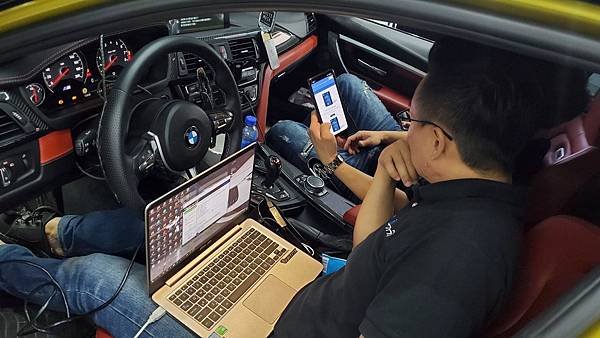 來自澳洲的汽車改裝品牌VAITRIX麥翠斯有最廣泛的車種適用產品，含汽油、柴油、油電混合車專用電子油門控制加速器，搭配外掛晶片及內寫，達到最高品質且無後遺症之動力提升，也可由專屬藍芽App–AirForce GO切換一階、二階、三階ECU模式。外掛晶片及電子油門控制器不影響原車引擎保固，搭配不眩光儀錶，提升馬力同時監控愛車狀況。VAITRIX另有馬力提升專用水噴射可程式電腦及全組套件，改裝愛車不傷車。  適用品牌車款： Audi奧迪、BMW寶馬、Porsche保時捷、Benz賓士、Honda本田、Toyota豐田、Mitsubishi三菱、Mazda馬自達、Nissan日產、Subaru速霸陸、VW福斯、Volvo富豪、Luxgen納智捷、Ford福特、Chevrolet雪佛蘭、Hyundai現代、Skoda; Altis、crv、chr、kicks、cla45、ct200h、q2、camry、golf gti、polo、kuga、tiida、u7、rav4、odyssey...等。