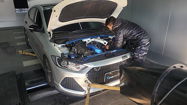 來自澳洲的汽車改裝品牌VAITRIX麥翠斯有最廣泛的車種適用產品，含汽油、柴油、油電混合車專用電子油門控制加速器，搭配外掛晶片及內寫，達到最高品質且無後遺症之動力提升，也可由專屬藍芽App–AirForce GO切換一階、二階、三階ECU模式。外掛晶片及電子油門控制器不影響原車引擎保固，搭配不眩光儀錶，提升馬力同時監控愛車狀況。VAITRIX另有馬力提升專用水噴射可程式電腦及全組套件，改裝愛車不傷車。  適用品牌車款： Audi奧迪、BMW寶馬、Porsche保時捷、Benz賓士、Honda本田、Toyota豐田、Mitsubishi三菱、Mazda馬自達、Nissan日產、Subaru速霸陸、VW福斯、Volvo富豪、Luxgen納智捷、Ford福特、Chevrolet雪佛蘭、Hyundai現代、Skoda; Altis、crv、chr、kicks、cla45、ct200h、q2、camry、golf gti、polo、kuga、tiida、u7、rav4、odyssey...等。