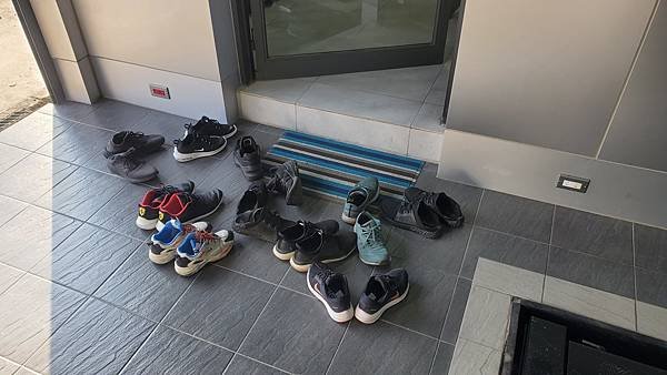 來自澳洲的汽車改裝品牌VAITRIX麥翠斯有最廣泛的車種適用產品，含汽油、柴油、油電混合車專用電子油門控制加速器，搭配外掛晶片及內寫，達到最高品質且無後遺症之動力提升，也可由專屬藍芽App–AirForce GO切換一階、二階、三階ECU模式。外掛晶片及電子油門控制器不影響原車引擎保固，搭配不眩光儀錶，提升馬力同時監控愛車狀況。VAITRIX另有馬力提升專用水噴射可程式電腦及全組套件，改裝愛車不傷車。  適用品牌車款： Audi奧迪、BMW寶馬、Porsche保時捷、Benz賓士、Honda本田、Toyota豐田、Mitsubishi三菱、Mazda馬自達、Nissan日產、Subaru速霸陸、VW福斯、Volvo富豪、Luxgen納智捷、Ford福特、Chevrolet雪佛蘭、Hyundai現代、Skoda; Altis、crv、chr、kicks、cla45、ct200h、q2、camry、golf gti、polo、kuga、tiida、u7、rav4、odyssey...等。