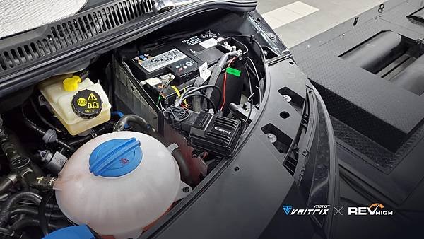 來自澳洲的汽車改裝品牌VAITRIX麥翠斯有最廣泛的車種適用產品，含汽油、柴油、油電混合車專用電子油門控制加速器，搭配外掛晶片及內寫，達到最高品質且無後遺症之動力提升，也可由專屬藍芽App–AirForce GO切換一階、二階、三階ECU模式。外掛晶片及電子油門控制器不影響原車引擎保固，搭配不眩光儀錶，提升馬力同時監控愛車狀況。VAITRIX另有馬力提升專用水噴射可程式電腦及全組套件，改裝愛車不傷車。  適用品牌車款： Audi奧迪、BMW寶馬、Porsche保時捷、Benz賓士、Honda本田、Toyota豐田、Mitsubishi三菱、Mazda馬自達、Nissan日產、Subaru速霸陸、VW福斯、Volvo富豪、Luxgen納智捷、Ford福特、Chevrolet雪佛蘭、Hyundai現代、Skoda; Altis、crv、chr、kicks、cla45、ct200h、q2、camry、golf gti、polo、kuga、tiida、u7、rav4、odyssey...等。