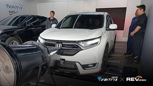 來自澳洲的汽車改裝品牌VAITRIX麥翠斯有最廣泛的車種適用產品，含汽油、柴油、油電混合車專用電子油門控制加速器，搭配外掛晶片及內寫，達到最高品質且無後遺症之動力提升，也可由專屬藍芽App–AirForce GO切換一階、二階、三階ECU模式。外掛晶片及電子油門控制器不影響原車引擎保固，搭配不眩光儀錶，提升馬力同時監控愛車狀況。VAITRIX另有馬力提升專用水噴射可程式電腦及全組套件，改裝愛車不傷車。  適用品牌車款： Audi奧迪、BMW寶馬、Porsche保時捷、Benz賓士、Honda本田、Toyota豐田、Mitsubishi三菱、Mazda馬自達、Nissan日產、Subaru速霸陸、VW福斯、Volvo富豪、Luxgen納智捷、Ford福特、Chevrolet雪佛蘭、Hyundai現代、Skoda; Altis、crv、chr、kicks、cla45、ct200h、q2、camry、golf gti、polo、kuga、tiida、u7、rav4、odyssey...等。