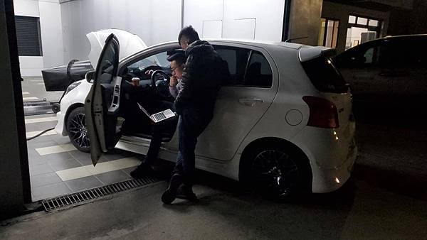 來自澳洲的汽車改裝品牌VAITRIX麥翠斯有最廣泛的車種適用產品，含汽油、柴油、油電混合車專用電子油門控制加速器，搭配外掛晶片及內寫，達到最高品質且無後遺症之動力提升，也可由專屬藍芽App–AirForce GO切換一階、二階、三階ECU模式。外掛晶片及電子油門控制器不影響原車引擎保固，搭配不眩光儀錶，提升馬力同時監控愛車狀況。VAITRIX另有馬力提升專用水噴射可程式電腦及全組套件，改裝愛車不傷車。  適用品牌車款： Audi奧迪、BMW寶馬、Porsche保時捷、Benz賓士、Honda本田、Toyota豐田、Mitsubishi三菱、Mazda馬自達、Nissan日產、Subaru速霸陸、VW福斯、Volvo富豪、Luxgen納智捷、Ford福特、Chevrolet雪佛蘭、Hyundai現代、Skoda; Altis、crv、chr、kicks、cla45、ct200h、q2、camry、golf gti、polo、kuga、tiida、u7、rav4、odyssey...等。