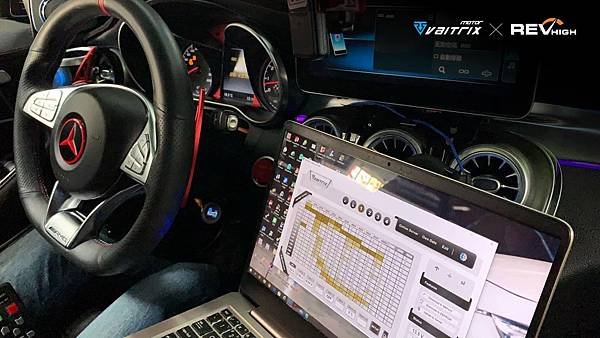來自澳洲的汽車改裝品牌VAITRIX麥翠斯有最廣泛的車種適用產品，含汽油、柴油、油電混合車專用電子油門控制加速器，搭配外掛晶片及內寫，達到最高品質且無後遺症之動力提升，也可由專屬藍芽App–AirForce GO切換一階、二階、三階ECU模式。外掛晶片及電子油門控制器不影響原車引擎保固，搭配不眩光儀錶，提升馬力同時監控愛車狀況。VAITRIX另有馬力提升專用水噴射可程式電腦及全組套件，改裝愛車不傷車。  適用品牌車款： Audi奧迪、BMW寶馬、Porsche保時捷、Benz賓士、Honda本田、Toyota豐田、Mitsubishi三菱、Mazda馬自達、Nissan日產、Subaru速霸陸、VW福斯、Volvo富豪、Luxgen納智捷、Ford福特、Chevrolet雪佛蘭、Hyundai現代、Skoda; Altis、crv、chr、kicks、cla45、ct200h、q2、camry、golf gti、polo、kuga、tiida、u7、rav4、odyssey...等。