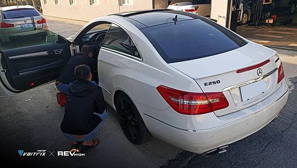 來自澳洲的汽車改裝品牌VAITRIX麥翠斯有最廣泛的車種適用產品，含汽油、柴油、油電混合車專用電子油門控制加速器，搭配外掛晶片及內寫，達到最高品質且無後遺症之動力提升，也可由專屬藍芽App–AirForce GO切換一階、二階、三階ECU模式。外掛晶片及電子油門控制器不影響原車引擎保固，搭配不眩光儀錶，提升馬力同時監控愛車狀況。VAITRIX另有馬力提升專用水噴射可程式電腦及全組套件，改裝愛車不傷車。  適用品牌車款： Audi奧迪、BMW寶馬、Porsche保時捷、Benz賓士、Honda本田、Toyota豐田、Mitsubishi三菱、Mazda馬自達、Nissan日產、Subaru速霸陸、VW福斯、Volvo富豪、Luxgen納智捷、Ford福特、Chevrolet雪佛蘭、Hyundai現代、Skoda; Altis、crv、chr、kicks、cla45、ct200h、q2、camry、golf gti、polo、kuga、tiida、u7、rav4、odyssey...等。