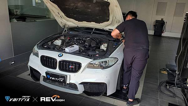 來自澳洲的汽車改裝品牌VAITRIX麥翠斯有最廣泛的車種適用產品，含汽油、柴油、油電混合車專用電子油門控制加速器，搭配外掛晶片及內寫，達到最高品質且無後遺症之動力提升，也可由專屬藍芽App–AirForce GO切換一階、二階、三階ECU模式。外掛晶片及電子油門控制器不影響原車引擎保固，搭配不眩光儀錶，提升馬力同時監控愛車狀況。VAITRIX另有馬力提升專用水噴射可程式電腦及全組套件，改裝愛車不傷車。  適用品牌車款： Audi奧迪、BMW寶馬、Porsche保時捷、Benz賓士、Honda本田、Toyota豐田、Mitsubishi三菱、Mazda馬自達、Nissan日產、Subaru速霸陸、VW福斯、Volvo富豪、Luxgen納智捷、Ford福特、Chevrolet雪佛蘭、Hyundai現代、Skoda; Altis、crv、chr、kicks、cla45、ct200h、q2、camry、golf gti、polo、kuga、tiida、u7、rav4、odyssey...等。