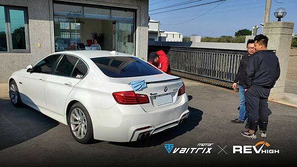 來自澳洲的汽車改裝品牌VAITRIX麥翠斯有最廣泛的車種適用產品，含汽油、柴油、油電混合車專用電子油門控制加速器，搭配外掛晶片及內寫，達到最高品質且無後遺症之動力提升，也可由專屬藍芽App–AirForce GO切換一階、二階、三階ECU模式。外掛晶片及電子油門控制器不影響原車引擎保固，搭配不眩光儀錶，提升馬力同時監控愛車狀況。VAITRIX另有馬力提升專用水噴射可程式電腦及全組套件，改裝愛車不傷車。  適用品牌車款： Audi奧迪、BMW寶馬、Porsche保時捷、Benz賓士、Honda本田、Toyota豐田、Mitsubishi三菱、Mazda馬自達、Nissan日產、Subaru速霸陸、VW福斯、Volvo富豪、Luxgen納智捷、Ford福特、Chevrolet雪佛蘭、Hyundai現代、Skoda; Altis、crv、chr、kicks、cla45、ct200h、q2、camry、golf gti、polo、kuga、tiida、u7、rav4、odyssey...等。