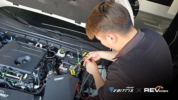 來自澳洲的汽車改裝品牌VAITRIX麥翠斯有最廣泛的車種適用產品，含汽油、柴油、油電混合車專用電子油門控制加速器，搭配外掛晶片及內寫，達到最高品質且無後遺症之動力提升，也可由專屬藍芽App–AirForce GO切換一階、二階、三階ECU模式。外掛晶片及電子油門控制器不影響原車引擎保固，搭配不眩光儀錶，提升馬力同時監控愛車狀況。VAITRIX另有馬力提升專用水噴射可程式電腦及全組套件，改裝愛車不傷車。  適用品牌車款： Audi奧迪、BMW寶馬、Porsche保時捷、Benz賓士、Honda本田、Toyota豐田、Mitsubishi三菱、Mazda馬自達、Nissan日產、Subaru速霸陸、VW福斯、Volvo富豪、Luxgen納智捷、Ford福特、Chevrolet雪佛蘭、Hyundai現代、Skoda; Altis、crv、chr、kicks、cla45、ct200h、q2、camry、golf gti、polo、kuga、tiida、u7、rav4、odyssey...等。