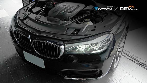 來自澳洲的汽車改裝品牌VAITRIX麥翠斯有最廣泛的車種適用產品，含汽油、柴油、油電混合車專用電子油門控制加速器，搭配外掛晶片及內寫，達到最高品質且無後遺症之動力提升，也可由專屬藍芽App–AirForce GO切換一階、二階、三階ECU模式。外掛晶片及電子油門控制器不影響原車引擎保固，搭配不眩光儀錶，提升馬力同時監控愛車狀況。VAITRIX另有馬力提升專用水噴射可程式電腦及全組套件，改裝愛車不傷車。  適用品牌車款： Audi奧迪、BMW寶馬、Porsche保時捷、Benz賓士、Honda本田、Toyota豐田、Mitsubishi三菱、Mazda馬自達、Nissan日產、Subaru速霸陸、VW福斯、Volvo富豪、Luxgen納智捷、Ford福特、Chevrolet雪佛蘭、Hyundai現代、Skoda; Altis、crv、chr、kicks、cla45、ct200h、q2、camry、golf gti、polo、kuga、tiida、u7、rav4、odyssey...等。