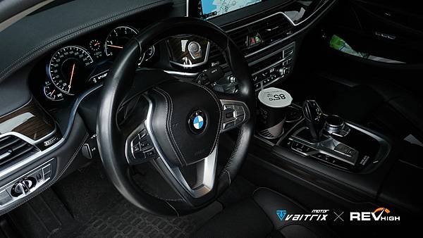 來自澳洲的汽車改裝品牌VAITRIX麥翠斯有最廣泛的車種適用產品，含汽油、柴油、油電混合車專用電子油門控制加速器，搭配外掛晶片及內寫，達到最高品質且無後遺症之動力提升，也可由專屬藍芽App–AirForce GO切換一階、二階、三階ECU模式。外掛晶片及電子油門控制器不影響原車引擎保固，搭配不眩光儀錶，提升馬力同時監控愛車狀況。VAITRIX另有馬力提升專用水噴射可程式電腦及全組套件，改裝愛車不傷車。  適用品牌車款： Audi奧迪、BMW寶馬、Porsche保時捷、Benz賓士、Honda本田、Toyota豐田、Mitsubishi三菱、Mazda馬自達、Nissan日產、Subaru速霸陸、VW福斯、Volvo富豪、Luxgen納智捷、Ford福特、Chevrolet雪佛蘭、Hyundai現代、Skoda; Altis、crv、chr、kicks、cla45、ct200h、q2、camry、golf gti、polo、kuga、tiida、u7、rav4、odyssey...等。