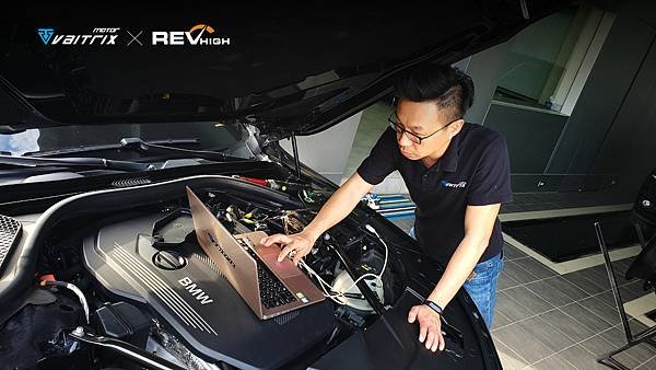 來自澳洲的汽車改裝品牌VAITRIX麥翠斯有最廣泛的車種適用產品，含汽油、柴油、油電混合車專用電子油門控制加速器，搭配外掛晶片及內寫，達到最高品質且無後遺症之動力提升，也可由專屬藍芽App–AirForce GO切換一階、二階、三階ECU模式。外掛晶片及電子油門控制器不影響原車引擎保固，搭配不眩光儀錶，提升馬力同時監控愛車狀況。VAITRIX另有馬力提升專用水噴射可程式電腦及全組套件，改裝愛車不傷車。  適用品牌車款： Audi奧迪、BMW寶馬、Porsche保時捷、Benz賓士、Honda本田、Toyota豐田、Mitsubishi三菱、Mazda馬自達、Nissan日產、Subaru速霸陸、VW福斯、Volvo富豪、Luxgen納智捷、Ford福特、Chevrolet雪佛蘭、Hyundai現代、Skoda; Altis、crv、chr、kicks、cla45、ct200h、q2、camry、golf gti、polo、kuga、tiida、u7、rav4、odyssey...等。