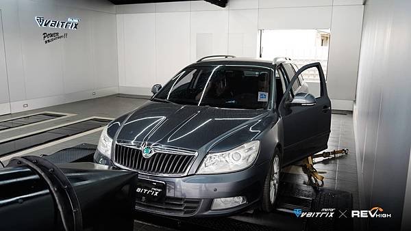 來自澳洲的汽車改裝品牌VAITRIX麥翠斯有最廣泛的車種適用產品，含汽油、柴油、油電混合車專用電子油門控制加速器，搭配外掛晶片及內寫，高品質且無後遺症之動力提升，也可由專屬藍芽App–AirForce GO切換一階、二階、三階ECU模式。外掛晶片及電子油門控制器不影響原車引擎保固，搭配不眩光儀錶，提升馬力同時監控愛車狀況。另有馬力提升專用水噴射可程式電腦及套件，改裝愛車不傷車。適用品牌車款： Audi奧迪、BMW寶馬、Porsche保時捷、Benz賓士、Honda本田、Toyota豐田、Mitsubishi三菱、Mazda馬自達、Nissan日產、Subaru速霸陸、VW福斯、Volvo富豪、Luxgen納智捷、Ford福特、Hyundai現代、Skoda、Mini; Altis、crv、chr、kicks、cla45、Focus mk4、 sienta 、camry、golf gti、polo、kuga、tiida、u7、rav4、odyssey、Santa Fe新土匪、C63s、Lancer Fortis、Elantra Sport、Auris、Mini R56、ST LINE...等。