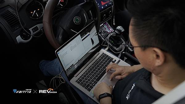 來自澳洲的汽車改裝品牌VAITRIX麥翠斯有最廣泛的車種適用產品，含汽油、柴油、油電混合車專用電子油門控制加速器，搭配外掛晶片及內寫，高品質且無後遺症之動力提升，也可由專屬藍芽App–AirForce GO切換一階、二階、三階ECU模式。外掛晶片及電子油門控制器不影響原車引擎保固，搭配不眩光儀錶，提升馬力同時監控愛車狀況。另有馬力提升專用水噴射可程式電腦及套件，改裝愛車不傷車。適用品牌車款： Audi奧迪、BMW寶馬、Porsche保時捷、Benz賓士、Honda本田、Toyota豐田、Mitsubishi三菱、Mazda馬自達、Nissan日產、Subaru速霸陸、VW福斯、Volvo富豪、Luxgen納智捷、Ford福特、Hyundai現代、Skoda、Mini; Altis、crv、chr、kicks、cla45、Focus mk4、 sienta 、camry、golf gti、polo、kuga、tiida、u7、rav4、odyssey、Santa Fe新土匪、C63s、Lancer Fortis、Elantra Sport、Auris、Mini R56、ST LINE...等。