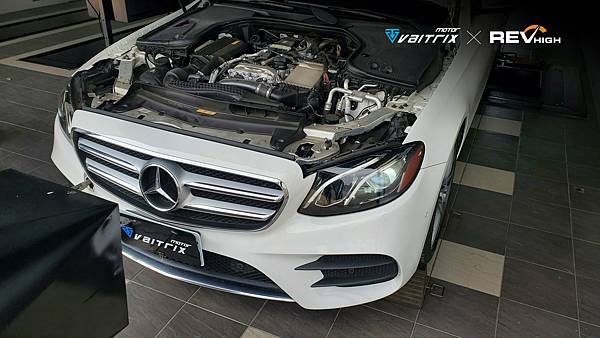 來自澳洲的汽車改裝品牌VAITRIX麥翠斯有最廣泛的車種適用產品，含汽油、柴油、油電混合車專用電子油門控制加速器，搭配外掛晶片及內寫，高品質且無後遺症之動力提升，也可由專屬藍芽App–AirForce GO切換一階、二階、三階ECU模式。外掛晶片及電子油門控制器不影響原車引擎保固，搭配不眩光儀錶，提升馬力同時監控愛車狀況。另有馬力提升專用水噴射可程式電腦及套件，改裝愛車不傷車。適用品牌車款： Audi奧迪、BMW寶馬、Porsche保時捷、Benz賓士、Honda本田、Toyota豐田、Mitsubishi三菱、Mazda馬自達、Nissan日產、Subaru速霸陸、VW福斯、Volvo富豪、Luxgen納智捷、Ford福特、Hyundai現代、Skoda、Mini; Altis、crv、chr、kicks、cla45、Focus mk4、 sienta 、camry、golf gti、polo、kuga、tiida、u7、rav4、odyssey、Santa Fe新土匪、C63s、Lancer Fortis、Elantra Sport、Auris、Mini R56、ST LINE...等。