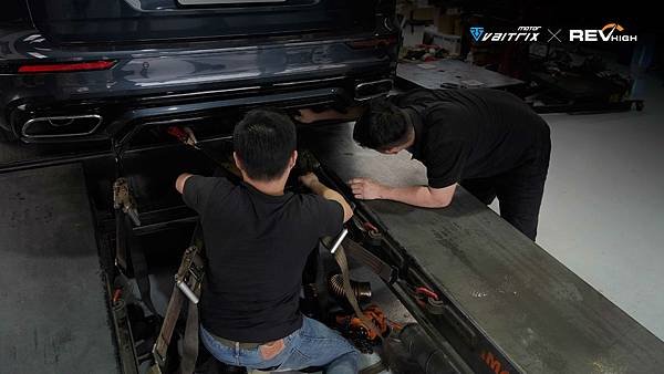 來自澳洲的汽車改裝品牌VAITRIX麥翠斯有最廣泛的車種適用產品，含汽油、柴油、油電混合車專用電子油門控制加速器，搭配外掛晶片及內寫，高品質且無後遺症之動力提升，也可由專屬藍芽App–AirForce GO切換一階、二階、三階ECU模式。外掛晶片及電子油門控制器不影響原車引擎保固，搭配不眩光儀錶，提升馬力同時監控愛車狀況。另有馬力提升專用水噴射可程式電腦及套件，改裝愛車不傷車。適用品牌車款： Audi奧迪、BMW寶馬、Porsche保時捷、Benz賓士、Honda本田、Toyota豐田、Mitsubishi三菱、Mazda馬自達、Nissan日產、Subaru速霸陸、VW福斯、Volvo富豪、Luxgen納智捷、Ford福特、Hyundai現代、Skoda、Mini; Altis、crv、chr、kicks、cla45、Focus mk4、 sienta 、camry、golf gti、polo、kuga、tiida、u7、rav4、odyssey、Santa Fe新土匪、C63s、Lancer Fortis、Elantra Sport、Auris、Mini R56、ST LINE...等。