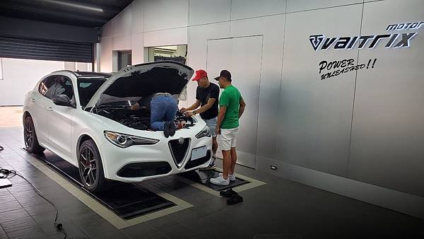 來自澳洲的汽車改裝品牌VAITRIX麥翠斯有最廣泛的車種適用產品，含汽油、柴油、油電混合車專用電子油門控制加速器，搭配外掛晶片及內寫，高品質且無後遺症之動力提升，也可由專屬藍芽App–AirForce GO切換一階、二階、三階ECU模式。外掛晶片及電子油門控制器不影響原車引擎保固，搭配不眩光儀錶，提升馬力同時監控愛車狀況。另有馬力提升專用水噴射可程式電腦及套件，改裝愛車不傷車。適用品牌車款： Audi奧迪、BMW寶馬、Porsche保時捷、Benz賓士、Honda本田、Toyota豐田、Mitsubishi三菱、Mazda馬自達、Nissan日產、Subaru速霸陸、VW福斯、Volvo富豪、Luxgen納智捷、Ford福特、Hyundai現代、Skoda、Mini; Altis、crv、chr、kicks、cla45、Focus mk4、 sienta 、camry、golf gti、polo、kuga、tiida、u7、rav4、odyssey、Santa Fe新土匪、C63s、Lancer Fortis、Elantra Sport、Auris、Mini R56、ST LINE...等。