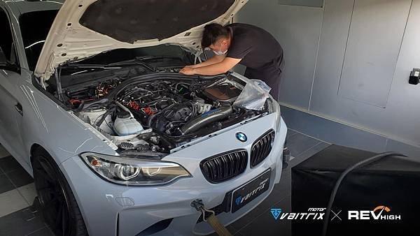 來自澳洲的汽車改裝品牌VAITRIX麥翠斯有最廣泛的車種適用產品，含汽油、柴油、油電混合車專用電子油門控制加速器，搭配外掛晶片及內寫，高品質且無後遺症之動力提升，也可由專屬藍芽App–AirForce GO切換一階、二階、三階ECU模式。外掛晶片及電子油門控制器不影響原車引擎保固，搭配不眩光儀錶，提升馬力同時監控愛車狀況。另有馬力提升專用水噴射可程式電腦及套件，改裝愛車不傷車。適用品牌車款： Audi奧迪、BMW寶馬、Porsche保時捷、Benz賓士、Honda本田、Toyota豐田、Mitsubishi三菱、Mazda馬自達、Nissan日產、Subaru速霸陸、VW福斯、Volvo富豪、Luxgen納智捷、Ford福特、Hyundai現代、Skoda、Mini; Altis、crv、chr、kicks、cla45、Focus mk4、 sienta 、camry、golf gti、polo、kuga、tiida、u7、rav4、odyssey、Santa Fe新土匪、C63s、Lancer Fortis、Elantra Sport、Auris、Mini R56、ST LINE、535i...等。