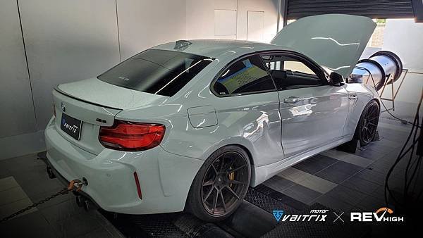 來自澳洲的汽車改裝品牌VAITRIX麥翠斯有最廣泛的車種適用產品，含汽油、柴油、油電混合車專用電子油門控制加速器，搭配外掛晶片及內寫，高品質且無後遺症之動力提升，也可由專屬藍芽App–AirForce GO切換一階、二階、三階ECU模式。外掛晶片及電子油門控制器不影響原車引擎保固，搭配不眩光儀錶，提升馬力同時監控愛車狀況。另有馬力提升專用水噴射可程式電腦及套件，改裝愛車不傷車。適用品牌車款： Audi奧迪、BMW寶馬、Porsche保時捷、Benz賓士、Honda本田、Toyota豐田、Mitsubishi三菱、Mazda馬自達、Nissan日產、Subaru速霸陸、VW福斯、Volvo富豪、Luxgen納智捷、Ford福特、Hyundai現代、Skoda、Mini; Altis、crv、chr、kicks、cla45、Focus mk4、 sienta 、camry、golf gti、polo、kuga、tiida、u7、rav4、odyssey、Santa Fe新土匪、C63s、Lancer Fortis、Elantra Sport、Auris、Mini R56、ST LINE、535i...等。