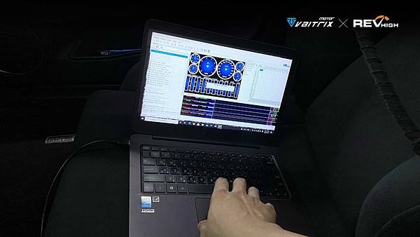 來自澳洲的汽車改裝品牌VAITRIX麥翠斯有最廣泛的車種適用產品，含汽油、柴油、油電混合車專用電子油門控制加速器，搭配外掛晶片及內寫，高品質且無後遺症之動力提升，也可由專屬藍芽App–AirForce GO切換一階、二階、三階ECU模式。外掛晶片及電子油門控制器不影響原車引擎保固，搭配不眩光儀錶，提升馬力同時監控愛車狀況。另有馬力提升專用水噴射可程式電腦及套件，改裝愛車不傷車。適用品牌車款： Audi奧迪、BMW寶馬、Porsche保時捷、Benz賓士、Honda本田、Toyota豐田、Mitsubishi三菱、Mazda馬自達、Nissan日產、Subaru速霸陸、VW福斯、Volvo富豪、Luxgen納智捷、Ford福特、Hyundai現代、Skoda斯柯達、Mini; Altis、CRV、CHR、Kicks、Cla45、Focus mk4、Sienta 、Camry、Golf GTI、Polo、Kuga、Tiida、U7、Rav4、Odyssey、Santa Fe新土匪、C63s、Lancer Fortis、Elantra Sport、Auris、Mini R56、ST LINE、535i、Tiguan...等。