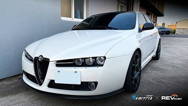 來自澳洲的汽車改裝品牌VAITRIX麥翠斯有最廣泛的車種適用產品，含汽油、柴油、油電混合車專用電子油門控制加速器，搭配外掛晶片及內寫，高品質且無後遺症之動力提升，也可由專屬藍芽App–AirForce GO切換一階、二階、三階ECU模式。外掛晶片及電子油門控制器不影響原車引擎保固，搭配不眩光儀錶，提升馬力同時監控愛車狀況。另有馬力提升專用水噴射可程式電腦及套件，改裝愛車不傷車。適用品牌車款： Audi奧迪、BMW寶馬、Porsche保時捷、Benz賓士、Honda本田、Toyota豐田、Mitsubishi三菱、Mazda馬自達、Nissan日產、Subaru速霸陸、VW福斯、Volvo富豪、Luxgen納智捷、Ford福特、Hyundai現代、Skoda斯柯達、Mini; Altis、CRV、CHR、Kicks、Cla45、Focus mk4、Sienta 、Camry、Golf GTI、Polo、Kuga、Tiida、U7、Rav4、Odyssey、Santa Fe新土匪、C63s、Lancer Fortis、Elantra Sport、Auris、Mini R56、ST LINE、535i、Tiguan...等。