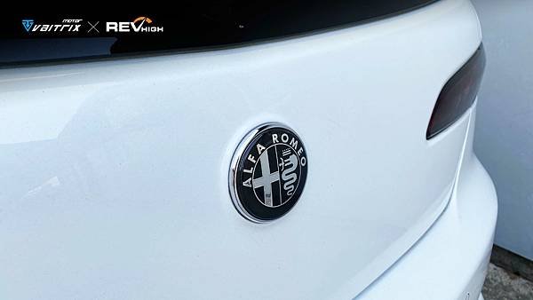來自澳洲的汽車改裝品牌VAITRIX麥翠斯有最廣泛的車種適用產品，含汽油、柴油、油電混合車專用電子油門控制加速器，搭配外掛晶片及內寫，高品質且無後遺症之動力提升，也可由專屬藍芽App–AirForce GO切換一階、二階、三階ECU模式。外掛晶片及電子油門控制器不影響原車引擎保固，搭配不眩光儀錶，提升馬力同時監控愛車狀況。另有馬力提升專用水噴射可程式電腦及套件，改裝愛車不傷車。適用品牌車款： Audi奧迪、BMW寶馬、Porsche保時捷、Benz賓士、Honda本田、Toyota豐田、Mitsubishi三菱、Mazda馬自達、Nissan日產、Subaru速霸陸、VW福斯、Volvo富豪、Luxgen納智捷、Ford福特、Hyundai現代、Skoda斯柯達、Mini; Altis、CRV、CHR、Kicks、Cla45、Focus mk4、Sienta 、Camry、Golf GTI、Polo、Kuga、Tiida、U7、Rav4、Odyssey、Santa Fe新土匪、C63s、Lancer Fortis、Elantra Sport、Auris、Mini R56、ST LINE、535i、Tiguan...等。