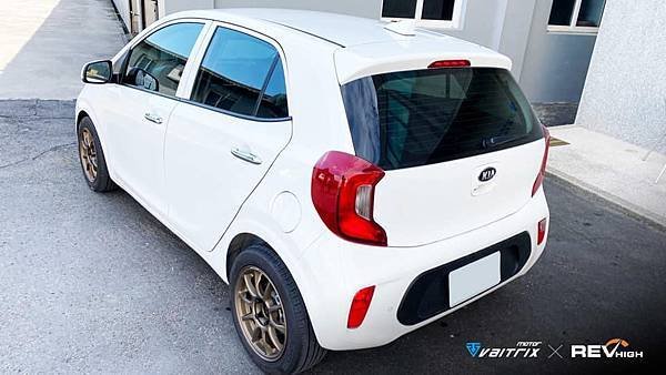來自澳洲的汽車改裝品牌VAITRIX麥翠斯有最廣泛的車種適用產品，含汽油、柴油、油電混合車專用電子油門控制加速器，搭配外掛晶片及內寫，高品質且無後遺症之動力提升，也可由專屬藍芽App–AirForce GO切換一階、二階、三階ECU模式。外掛晶片及電子油門控制器不影響原車引擎保固，搭配不眩光儀錶，提升馬力同時監控愛車狀況。另有馬力提升專用水噴射可程式電腦及套件，改裝愛車不傷車。適用品牌車款： Audi奧迪、BMW寶馬、Porsche保時捷、Benz賓士、Honda本田、Toyota豐田、Mitsubishi三菱、Mazda馬自達、Nissan日產、Subaru速霸陸、VW福斯、Volvo富豪、Luxgen納智捷、Ford福特、Hyundai現代、Skoda斯柯達、Mini; Altis、CRV、CHR、Kicks、Cla45、Focus mk4、Sienta 、Camry、Golf GTI、Polo、Kuga、Tiida、U7、Rav4、Odyssey、Santa Fe新土匪、C63s、Lancer Fortis、Elantra Sport、Auris、Mini R56、ST LINE、535i、Tiguan...等。
