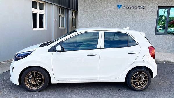 來自澳洲的汽車改裝品牌VAITRIX麥翠斯有最廣泛的車種適用產品，含汽油、柴油、油電混合車專用電子油門控制加速器，搭配外掛晶片及內寫，高品質且無後遺症之動力提升，也可由專屬藍芽App–AirForce GO切換一階、二階、三階ECU模式。外掛晶片及電子油門控制器不影響原車引擎保固，搭配不眩光儀錶，提升馬力同時監控愛車狀況。另有馬力提升專用水噴射可程式電腦及套件，改裝愛車不傷車。適用品牌車款： Audi奧迪、BMW寶馬、Porsche保時捷、Benz賓士、Honda本田、Toyota豐田、Mitsubishi三菱、Mazda馬自達、Nissan日產、Subaru速霸陸、VW福斯、Volvo富豪、Luxgen納智捷、Ford福特、Hyundai現代、Skoda斯柯達、Mini; Altis、CRV、CHR、Kicks、Cla45、Focus mk4、Sienta 、Camry、Golf GTI、Polo、Kuga、Tiida、U7、Rav4、Odyssey、Santa Fe新土匪、C63s、Lancer Fortis、Elantra Sport、Auris、Mini R56、ST LINE、535i、Tiguan...等。