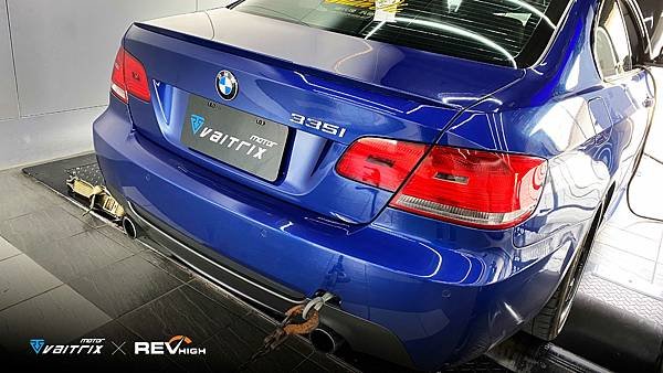 來自澳洲的汽車改裝品牌VAITRIX麥翠斯有最廣泛的車種適用產品，含汽油、柴油、油電混合車專用電子油門控制加速器，搭配外掛晶片及內寫，高品質且無後遺症之動力提升，也可由專屬藍芽App–AirForce GO切換一階、二階、三階ECU模式。外掛晶片及電子油門控制器不影響原車引擎保固，搭配不眩光儀錶，提升馬力同時監控愛車狀況。另有馬力提升專用水噴射可程式電腦及套件，改裝愛車不傷車。適用品牌車款： Audi奧迪、BMW寶馬、Porsche保時捷、Benz賓士、Honda本田、Toyota豐田、Mitsubishi三菱、Mazda馬自達、Nissan日產、Subaru速霸陸、VW福斯、Volvo富豪、Luxgen納智捷、Ford福特、Hyundai現代、Skoda斯柯達、Mini; Altis、CRV、CHR、Kicks、Cla45、Focus mk4、Sienta 、Camry、Golf GTI、Polo、Kuga、Tiida、U7、Rav4、Odyssey、Santa Fe新土匪、C63s、Lancer Fortis、Elantra Sport、Auris、Mini R56、ST LINE、535i、Tiguan...等。