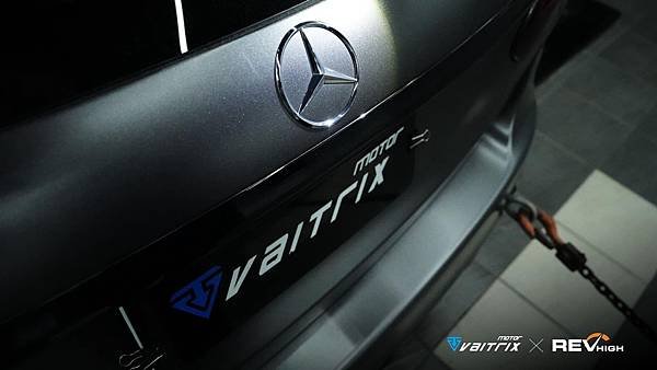 來自澳洲的汽車改裝品牌VAITRIX麥翠斯有最廣泛的車種適用產品，含汽油、柴油、油電混合車專用電子油門控制加速器，搭配外掛晶片及內寫，高品質且無後遺症之動力提升，也可由專屬藍芽App–AirForce GO切換一階、二階、三階ECU模式。外掛晶片及電子油門控制器不影響原車引擎保固，搭配不眩光儀錶，提升馬力同時監控愛車狀況。另有馬力提升專用水噴射可程式電腦及套件，改裝愛車不傷車。適用品牌車款： Audi奧迪、BMW寶馬、Porsche保時捷、Benz賓士、Honda本田、Toyota豐田、Mitsubishi三菱、Mazda馬自達、Nissan日產、Subaru速霸陸、VW福斯、Volvo富豪、Luxgen納智捷、Ford福特、Hyundai現代、Skoda斯柯達、Mini; Altis、CRV、CHR、Kicks、Cla45、Focus mk4、Sienta 、Camry、Golf GTI、Polo、Kuga、Tiida、U7、Rav4、Odyssey、Santa Fe新土匪、C63s、Lancer Fortis、Elantra Sport、Auris、Mini R56、ST LINE、535i、Tiguan...等。
