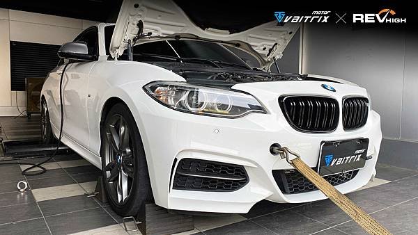 來自澳洲的汽車改裝品牌VAITRIX麥翠斯有最廣泛的車種適用產品，含汽油、柴油、油電混合車專用電子油門控制加速器，搭配外掛晶片及內寫，高品質且無後遺症之動力提升，也可由專屬藍芽App–AirForce GO切換一階、二階、三階ECU模式。外掛晶片及電子油門控制器不影響原車引擎保固，搭配不眩光儀錶，提升馬力同時監控愛車狀況。另有馬力提升專用水噴射可程式電腦及套件，改裝愛車不傷車。適用品牌車款： Audi奧迪、BMW寶馬、Porsche保時捷、Benz賓士、Honda本田、Toyota豐田、Mitsubishi三菱、Mazda馬自達、Nissan日產、Subaru速霸陸、VW福斯、Volvo富豪、Luxgen納智捷、Ford福特、Hyundai現代、Skoda斯柯達、Mini; Altis、CRV、CHR、Kicks、Cla45、Focus mk4、Sienta 、Camry、Golf GTI、Polo、Kuga、Tiida、U7、Rav4、Odyssey、Santa Fe新土匪、C63s、Lancer Fortis、Elantra Sport、Auris、Mini R56、ST LINE、535i、Tiguan、RS6 AVANT、 Tiguan R...等。
