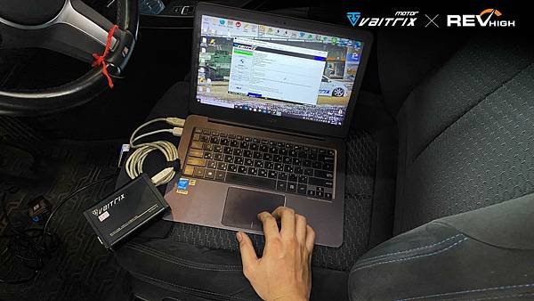 來自澳洲的汽車改裝品牌VAITRIX麥翠斯有最廣泛的車種適用產品，含汽油、柴油、油電混合車專用電子油門控制加速器，搭配外掛晶片及內寫，高品質且無後遺症之動力提升，也可由專屬藍芽App–AirForce GO切換一階、二階、三階ECU模式。外掛晶片及電子油門控制器不影響原車引擎保固，搭配不眩光儀錶，提升馬力同時監控愛車狀況。另有馬力提升專用水噴射可程式電腦及套件，改裝愛車不傷車。適用品牌車款： Audi奧迪、BMW寶馬、Porsche保時捷、Benz賓士、Honda本田、Toyota豐田、Mitsubishi三菱、Mazda馬自達、Nissan日產、Subaru速霸陸、VW福斯、Volvo富豪、Luxgen納智捷、Ford福特、Hyundai現代、Skoda斯柯達、Mini; Altis、CRV、CHR、Kicks、Cla45、Focus mk4、Sienta 、Camry、Golf GTI、Polo、Kuga、Tiida、U7、Rav4、Odyssey、Santa Fe新土匪、C63s、Lancer Fortis、Elantra Sport、Auris、Mini R56、ST LINE、535i、Tiguan、RS6 AVANT、 Tiguan R...等。