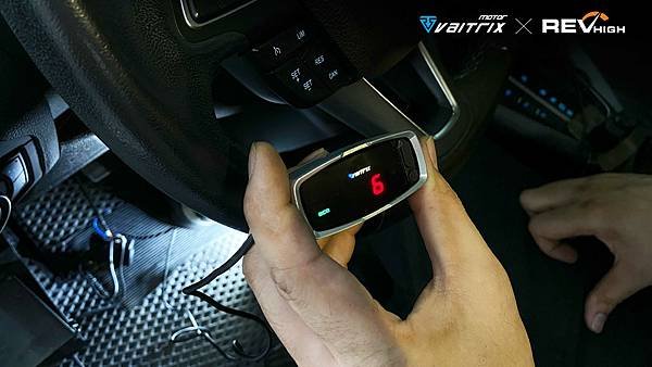 來自澳洲的汽車改裝品牌VAITRIX麥翠斯有最廣泛的車種適用產品，含汽油、柴油、油電混合車專用電子油門控制加速器，搭配外掛晶片及內寫，高品質且無後遺症之動力提升，也可由專屬藍芽App–AirForce GO切換一階、二階、三階ECU模式。外掛晶片及電子油門控制器不影響原車引擎保固，搭配不眩光儀錶，提升馬力同時監控愛車狀況。另有馬力提升專用水噴射可程式電腦及套件，改裝愛車不傷車。適用品牌車款： Audi奧迪、BMW寶馬、Porsche保時捷、Benz賓士、Honda本田、Toyota豐田、Mitsubishi三菱、Mazda馬自達、Nissan日產、Subaru速霸陸、VW福斯、Volvo富豪、Luxgen納智捷、Ford福特、Hyundai現代、Skoda斯柯達、Mini; Altis、CRV、CHR、Kicks、Cla45、Focus mk4、Sienta 、Camry、Golf GTI、Polo、Kuga、Tiida、U7、Rav4、Odyssey、Santa Fe新土匪、C63s、Lancer Fortis、Elantra Sport、Auris、Mini R56、ST LINE、535i、Tiguan、RS6 AVANT、 Tiguan R...等。