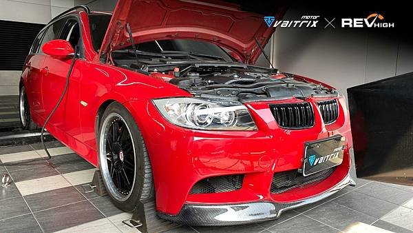 來自澳洲的汽車改裝品牌VAITRIX麥翠斯有最廣泛的車種適用產品，含汽油、柴油、油電混合車專用電子油門控制加速器，搭配外掛晶片及內寫，高品質且無後遺症之動力提升，也可由專屬藍芽App–AirForce GO切換一階、二階、三階ECU模式。外掛晶片及電子油門控制器不影響原車引擎保固，搭配不眩光儀錶，提升馬力同時監控愛車狀況。另有馬力提升專用水噴射可程式電腦及套件，改裝愛車不傷車。適用品牌車款： Audi奧迪、BMW寶馬、Porsche保時捷、Benz賓士、Honda本田、Toyota豐田、Mitsubishi三菱、Mazda馬自達、Nissan日產、Subaru速霸陸、VW福斯、Volvo富豪、Luxgen納智捷、Ford福特、Hyundai現代、Skoda斯柯達、Mini; Altis、CRV、CHR、Kicks、Cla45、Focus mk4、Sienta 、Camry、Golf GTI、Polo、Kuga、Tiida、U7、Rav4、Odyssey、Santa Fe新土匪、C63s、Lancer Fortis、Elantra Sport、Auris、Mini R56、ST LINE、535i、Tiguan、RS6 AVANT、 Tiguan R、C300...等。