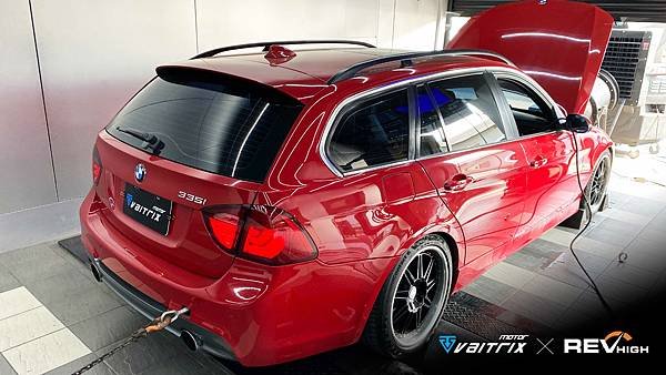 來自澳洲的汽車改裝品牌VAITRIX麥翠斯有最廣泛的車種適用產品，含汽油、柴油、油電混合車專用電子油門控制加速器，搭配外掛晶片及內寫，高品質且無後遺症之動力提升，也可由專屬藍芽App–AirForce GO切換一階、二階、三階ECU模式。外掛晶片及電子油門控制器不影響原車引擎保固，搭配不眩光儀錶，提升馬力同時監控愛車狀況。另有馬力提升專用水噴射可程式電腦及套件，改裝愛車不傷車。適用品牌車款： Audi奧迪、BMW寶馬、Porsche保時捷、Benz賓士、Honda本田、Toyota豐田、Mitsubishi三菱、Mazda馬自達、Nissan日產、Subaru速霸陸、VW福斯、Volvo富豪、Luxgen納智捷、Ford福特、Hyundai現代、Skoda斯柯達、Mini; Altis、CRV、CHR、Kicks、Cla45、Focus mk4、Sienta 、Camry、Golf GTI、Polo、Kuga、Tiida、U7、Rav4、Odyssey、Santa Fe新土匪、C63s、Lancer Fortis、Elantra Sport、Auris、Mini R56、ST LINE、535i、Tiguan、RS6 AVANT、 Tiguan R、C300...等。