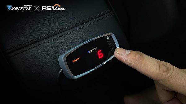 來自澳洲的汽車改裝品牌VAITRIX麥翠斯有最廣泛的車種適用產品，含汽油、柴油、油電混合車專用電子油門控制加速器，搭配外掛晶片及內寫，高品質且無後遺症之動力提升，也可由專屬藍芽App–AirForce GO切換一階、二階、三階ECU模式。外掛晶片及電子油門控制器不影響原車引擎保固，搭配不眩光儀錶，提升馬力同時監控愛車狀況。另有馬力提升專用水噴射可程式電腦及套件，改裝愛車不傷車。適用品牌車款： Audi奧迪、BMW寶馬、Porsche保時捷、Benz賓士、Honda本田、Toyota豐田、Mitsubishi三菱、Mazda馬自達、Nissan日產、Subaru速霸陸、VW福斯、Volvo富豪、Luxgen納智捷、Ford福特、Hyundai現代、Skoda斯柯達、Mini、Ferrari 法拉利、Lamborghini藍寶堅尼 ; Altis、CRV、CHR、Kicks、Cla45、Focus mk4、Sienta 、Camry、Golf GTI、Polo、Kuga、Tiida、U7、Rav4、Odyssey、Santa Fe新土匪、C63s、Lancer Fortis、Elantra Sport、Auris、Mini R56、ST LINE、535i、Tiguan、RS6 AVANT、 Tiguan R、C300、...等。