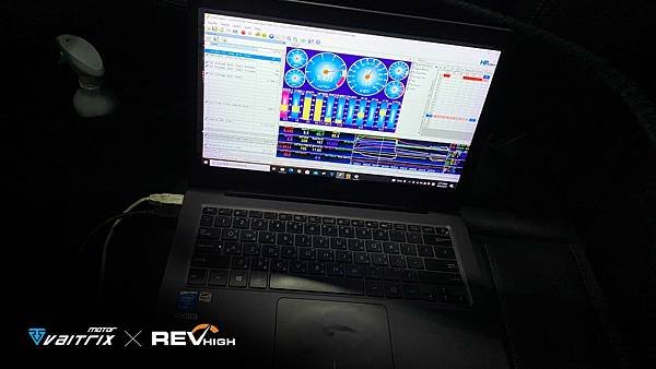  來自澳洲的汽車改裝品牌VAITRIX麥翠斯有最廣泛的車種適用產品，含汽油、柴油、油電混合車專用電子油門控制加速器，搭配外掛晶片及內寫，高品質且無後遺症之動力提升，也可由專屬藍芽App–AirForce GO切換一階、二階、三階ECU模式。外掛晶片及電子油門控制器不影響原車引擎保固，搭配不眩光儀錶，提升馬力同時監控愛車狀況。另有馬力提升專用水噴射可程式電腦及套件，改裝愛車不傷車。適用品牌車款： Audi奧迪、BMW寶馬、Porsche保時捷、Benz賓士、Honda本田、Toyota豐田、Mitsubishi三菱、Mazda馬自達、Nissan日產、Subaru速霸陸、VW福斯、Volvo富豪、Luxgen納智捷、Ford福特、Hyundai現代、Skoda、Mini; Altis、crv、chr、kicks、cla45、Focus mk4、 sienta 、camry、golf gti、polo、kuga、tiida、u7、rav4、odyssey、Santa Fe新土匪、C63s、Lancer Fortis、Elantra Sport、Auris、Mini R56、ST LINE、535i...等。