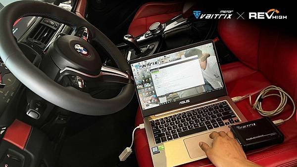 來自澳洲的汽車改裝品牌VAITRIX麥翠斯有最廣泛的車種適用產品，含汽油、柴油、油電混合車專用電子油門控制加速器，搭配外掛晶片及內寫，高品質且無後遺症之動力提升，也可由專屬藍芽App–AirForce GO切換一階、二階、三階ECU模式。外掛晶片及電子油門控制器不影響原車引擎保固，搭配不眩光儀錶，提升馬力同時監控愛車狀況。另有馬力提升專用水噴射可程式電腦及套件，改裝愛車不傷車。適用品牌車款： Audi奧迪、BMW寶馬、Porsche保時捷、Benz賓士、Honda本田、Toyota豐田、Mitsubishi三菱、Mazda馬自達、Nissan日產、Subaru速霸陸、VW福斯、Volvo富豪、Luxgen納智捷、Ford福特、Hyundai現代、Skoda、Mini; Altis、crv、chr、kicks、cla45、Focus mk4、 sienta 、camry、golf gti、polo、kuga、tiida、u7、rav4、odyssey、Santa Fe新土匪、C63s、Lancer Fortis、Elantra Sport、Auris、Mini R56、ST LINE、535i、G63、RS6、RS7、M8、330i...等。