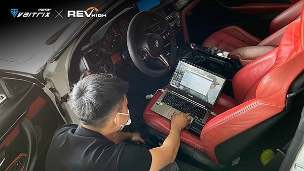 來自澳洲的汽車改裝品牌VAITRIX麥翠斯有最廣泛的車種適用產品，含汽油、柴油、油電混合車專用電子油門控制加速器，搭配外掛晶片及內寫，高品質且無後遺症之動力提升，也可由專屬藍芽App–AirForce GO切換一階、二階、三階ECU模式。外掛晶片及電子油門控制器不影響原車引擎保固，搭配不眩光儀錶，提升馬力同時監控愛車狀況。另有馬力提升專用水噴射可程式電腦及套件，改裝愛車不傷車。適用品牌車款： Audi奧迪、BMW寶馬、Porsche保時捷、Benz賓士、Honda本田、Toyota豐田、Mitsubishi三菱、Mazda馬自達、Nissan日產、Subaru速霸陸、VW福斯、Volvo富豪、Luxgen納智捷、Ford福特、Hyundai現代、Skoda、Mini; Altis、crv、chr、kicks、cla45、Focus mk4、 sienta 、camry、golf gti、polo、kuga、tiida、u7、rav4、odyssey、Santa Fe新土匪、C63s、Lancer Fortis、Elantra Sport、Auris、Mini R56、ST LINE、535i、G63、RS6、RS7、M8、330i...等。