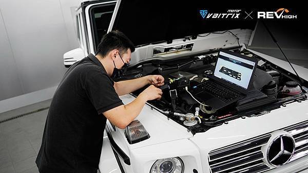 來自澳洲的汽車改裝品牌VAITRIX麥翠斯有最廣泛的車種適用產品，含汽油、柴油、油電混合車專用電子油門控制加速器，搭配外掛晶片及內寫，高品質且無後遺症之動力提升，也可由專屬藍芽App–AirForce GO切換一階、二階、三階ECU模式。外掛晶片及電子油門控制器不影響原車引擎保固，搭配不眩光儀錶，提升馬力同時監控愛車狀況。另有馬力提升專用水噴射可程式電腦及套件，改裝愛車不傷車。適用品牌車款： Audi奧迪、BMW寶馬、Porsche保時捷、Benz賓士、Honda本田、Toyota豐田、Mitsubishi三菱、Mazda馬自達、Nissan日產、Subaru速霸陸、VW福斯、Volvo富豪、Luxgen納智捷、Ford福特、Hyundai現代、Skoda、Mini; Altis、crv、chr、kicks、cla45、Focus mk4、 sienta 、camry、golf gti、polo、kuga、tiida、u7、rav4、odyssey、Santa Fe新土匪、C63s、Lancer Fortis、Elantra Sport、Auris、Mini R56、ST LINE、535i、G63、RS6、RS7、M8、330i...等。